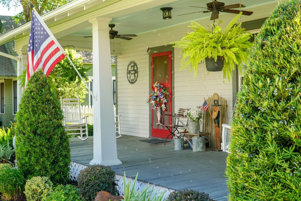 How to remodel a porch with a farmhouse style