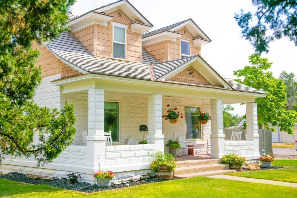 Choosing the Right Colors for Porch Curb Appeal