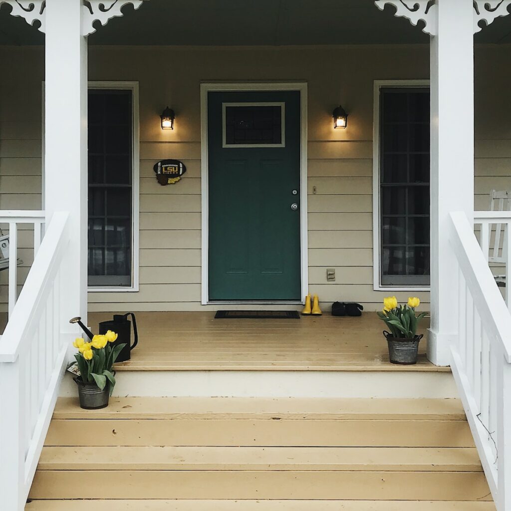 What are the Best Lighting Options for Front Porch Landscaping