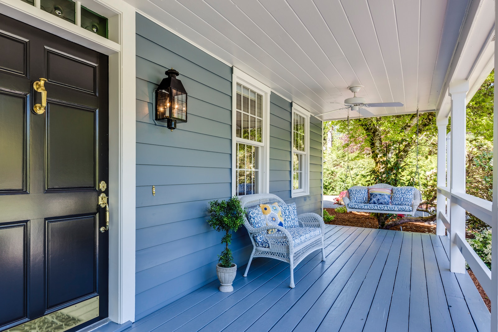 What are the Best Color Schemes for a Porch Makeover